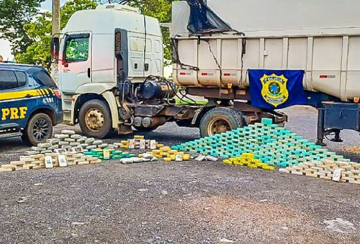 Caminhoneiro é preso pela PRF com 360 kg de coca, skunk e haxixe