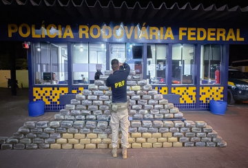 Agentes da PRF apreendem cerca de meia tonelada de skunk em fundo falso de caminhão na BR-364 em Rondonópolis