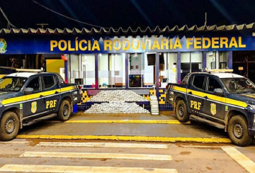 PRFs flagram caminhoneiro com 300 kg de 'supermaconha' na BR-364